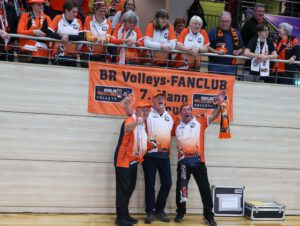 Bei diesen drei Fans war die Stimmung besonders gut