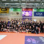 Beide Mannschaften zusammen mit den Helfern