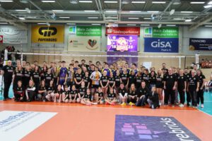 Beide Mannschaften mit den Ballkindern