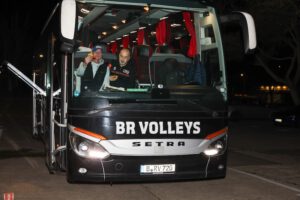 Die Busfahrer des Team- und Fanbusses stärken sich für die Rückfahrt