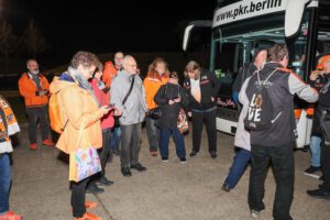 Wir warten auf die Mannschaft am Teambus