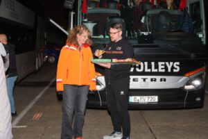 Kulinarischer Dialog über die gelieferte Pizza zwischen Gaby und Markus