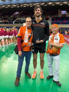 Jake erhält seinen Bären für das Spiel am 28.12.25