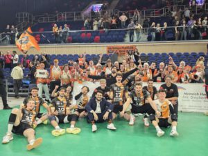 Obligatorisch - Team und Fans in trauter Gemeinsamkeit