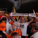 Es werden Fanutensilien verteilt