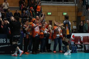 Das obligatorische Abklatschen Spieler / Fans