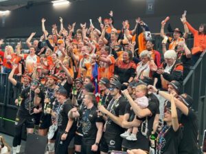 Gemeinsamer Jubel - Team und Fanclub 7.Mann