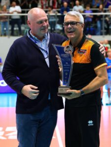 Unser Trainer Andrea Anastasi erhält den Pokal für den 3.Platz