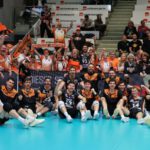Eine geile Tradition - das gemeinsame Siegerfoto von Team und Fans